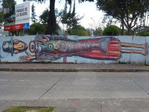 Liegende Figur mit Fisch - und dem auch bei Einheimischen beliebten Panamahut