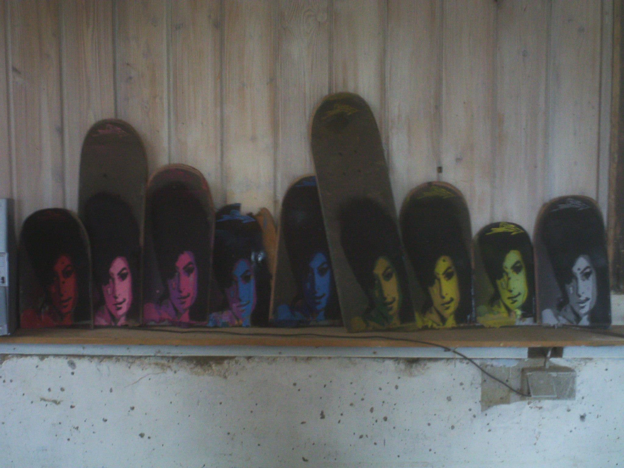 Ami Winehouse auf Skateboard-Decks von BÄM