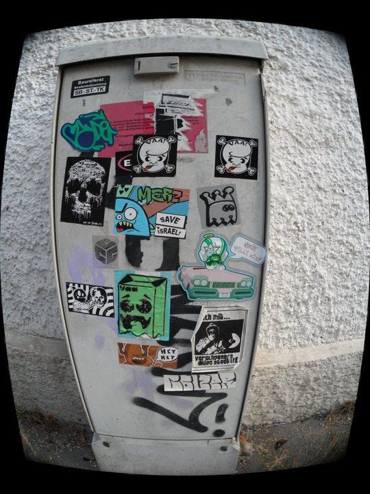 vaa - very ape art - und andere Sticker auf Tür (mit Froschlinse)