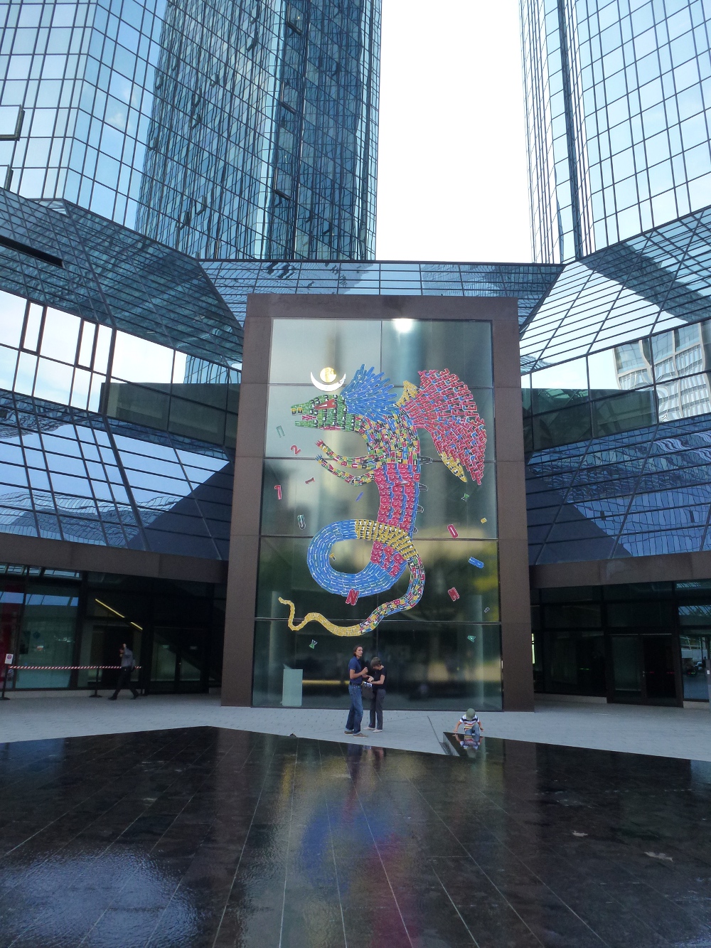 farbintensive Drachengestalt auf dem Glasportal der Zwillingstürme der Deutschen Bank - von Fefe Talavera