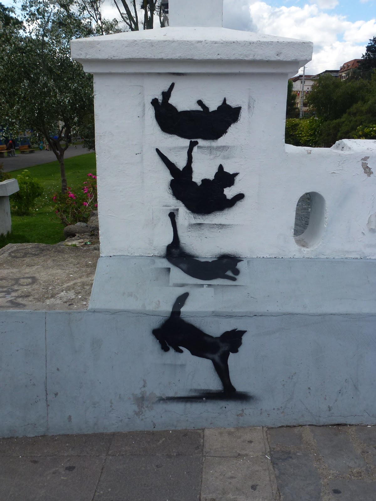 Katzen landen immer auf ihren Pfoten - hier der Beweis! Stencil in Cuenca in Ecuador  