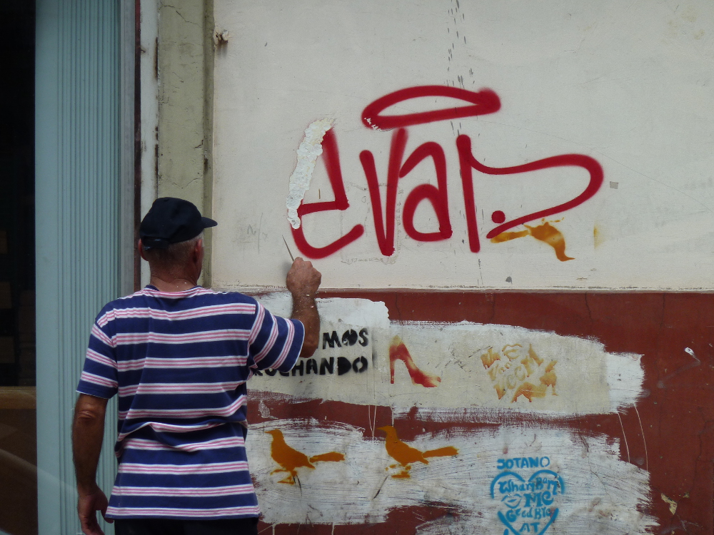 Beseitigung von Graffiti an den Hauswänden in Panama City