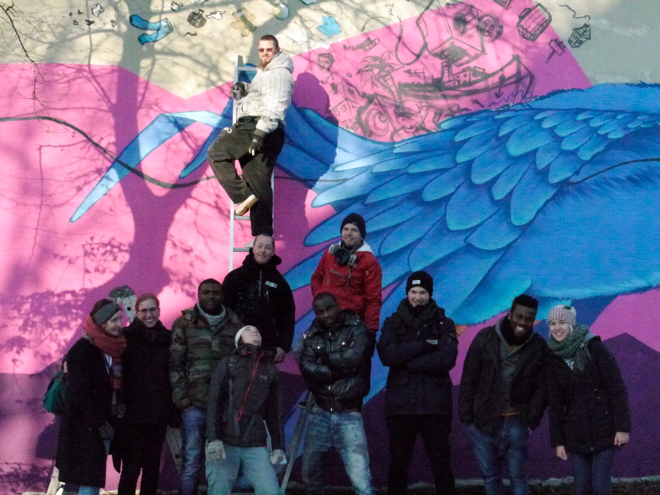 Gruppenbild mit allen Beteiligten nach der Aktion: "Der blaue Vogel goes Camp"
