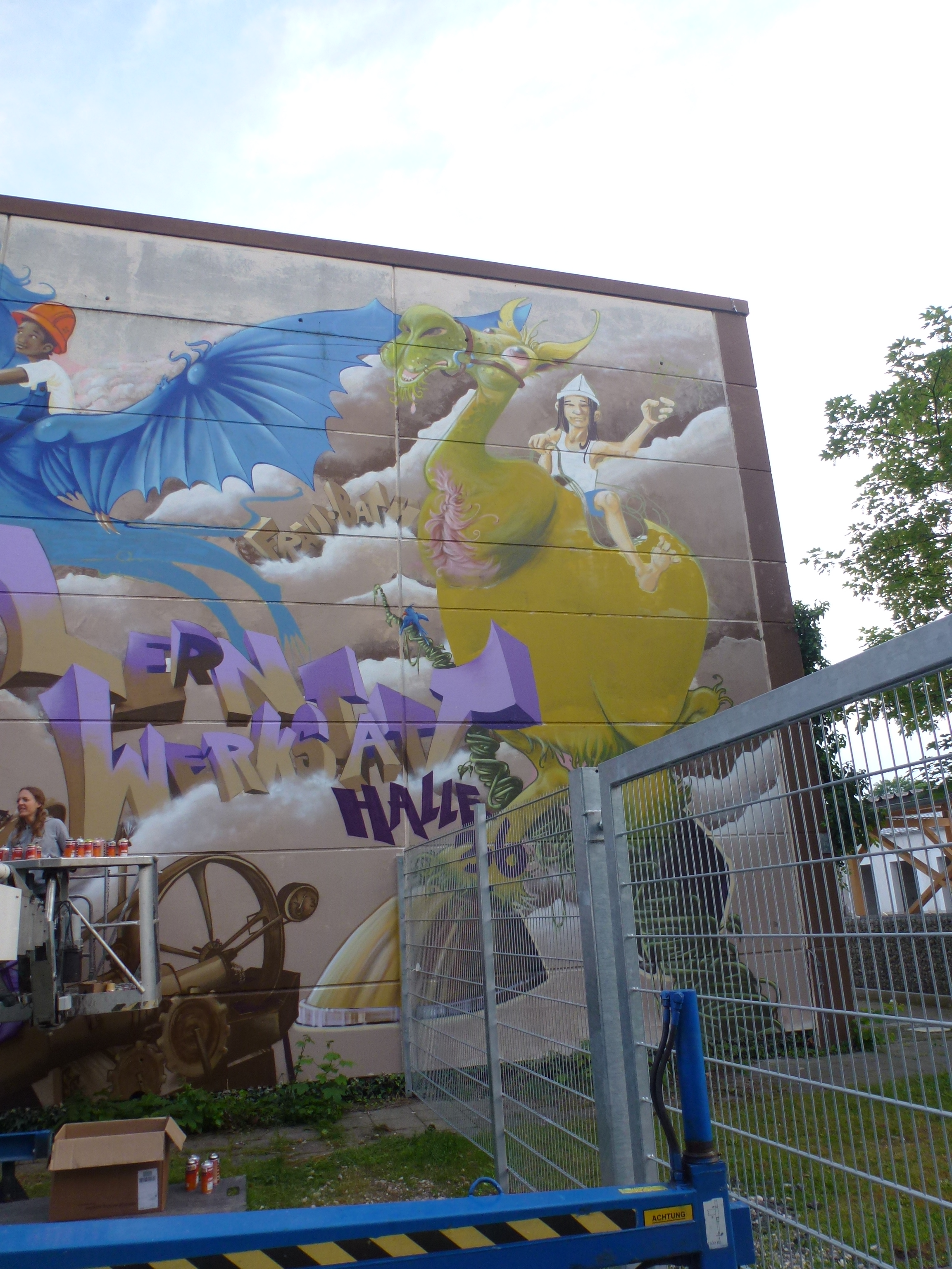 Fraubath gestaltet mit zwei Fantasiefiguren den Teil des Eingangs der künftigen "Lernwerkstatt Halle 36"