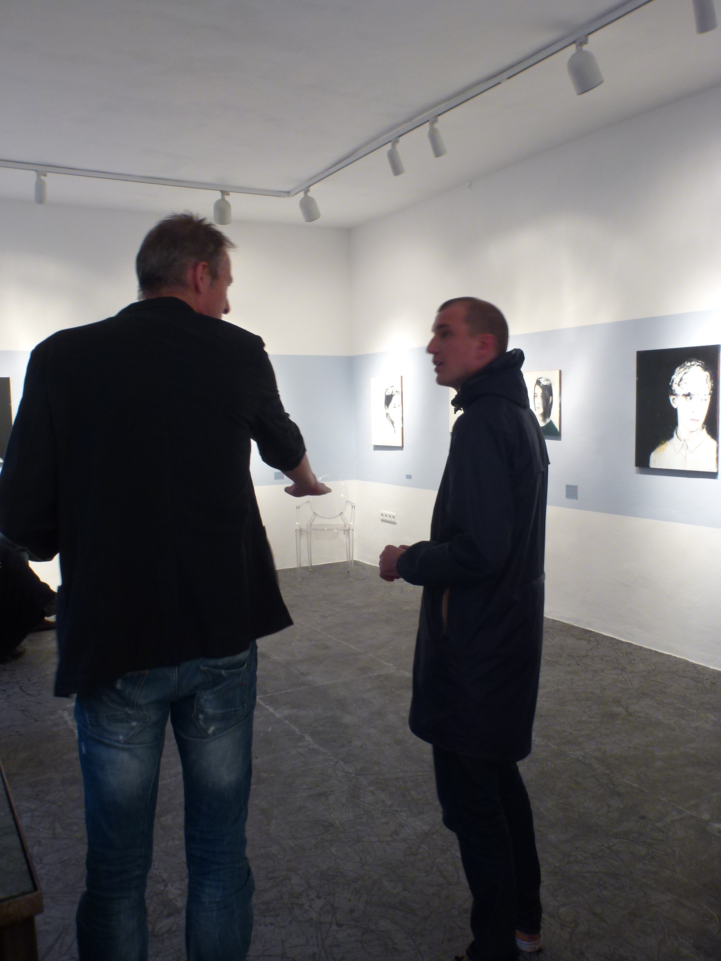 Der französische Künstler Antoine Cordet im Gespräch während der Vernissage in der Galerie flash in München