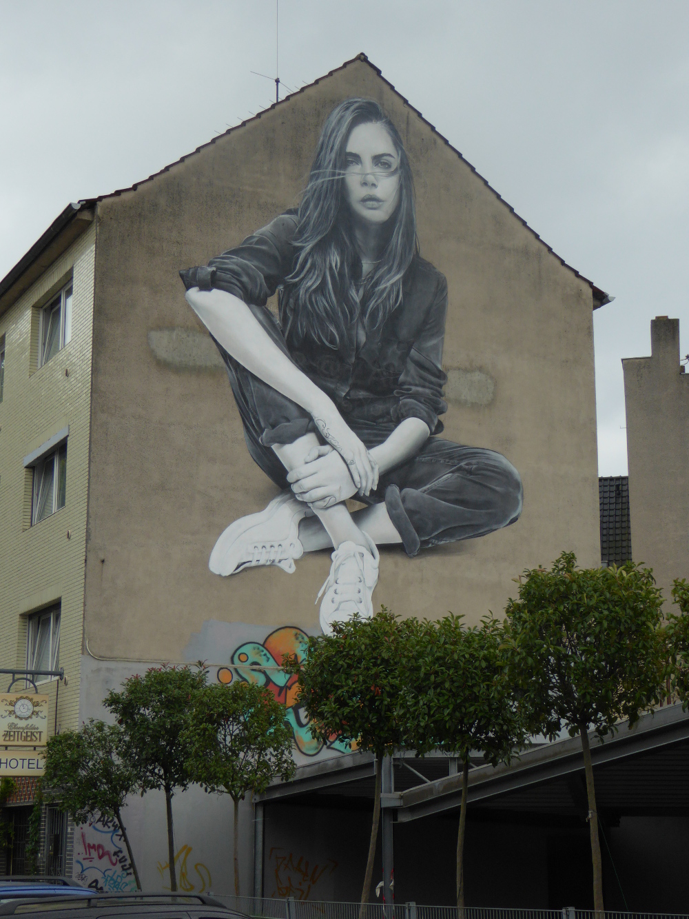 Übergroßes Wandgemälde einer jungen Frau im Fotorealistischen Style ebenfalls in Köln Ehrenfeld - dem El Dorado für alle Streetart-Motiv-Jäger