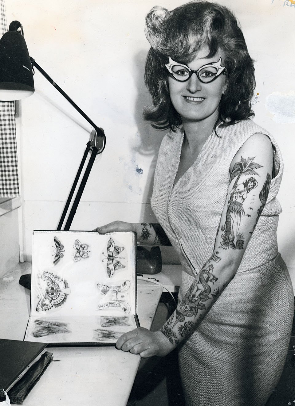 Bildunterschrift: Cindy Ray in her Studio, Ivanhoe, Australia, 1960s - Copyright: The Amsterdam Tattoo Museum, Amsterdam