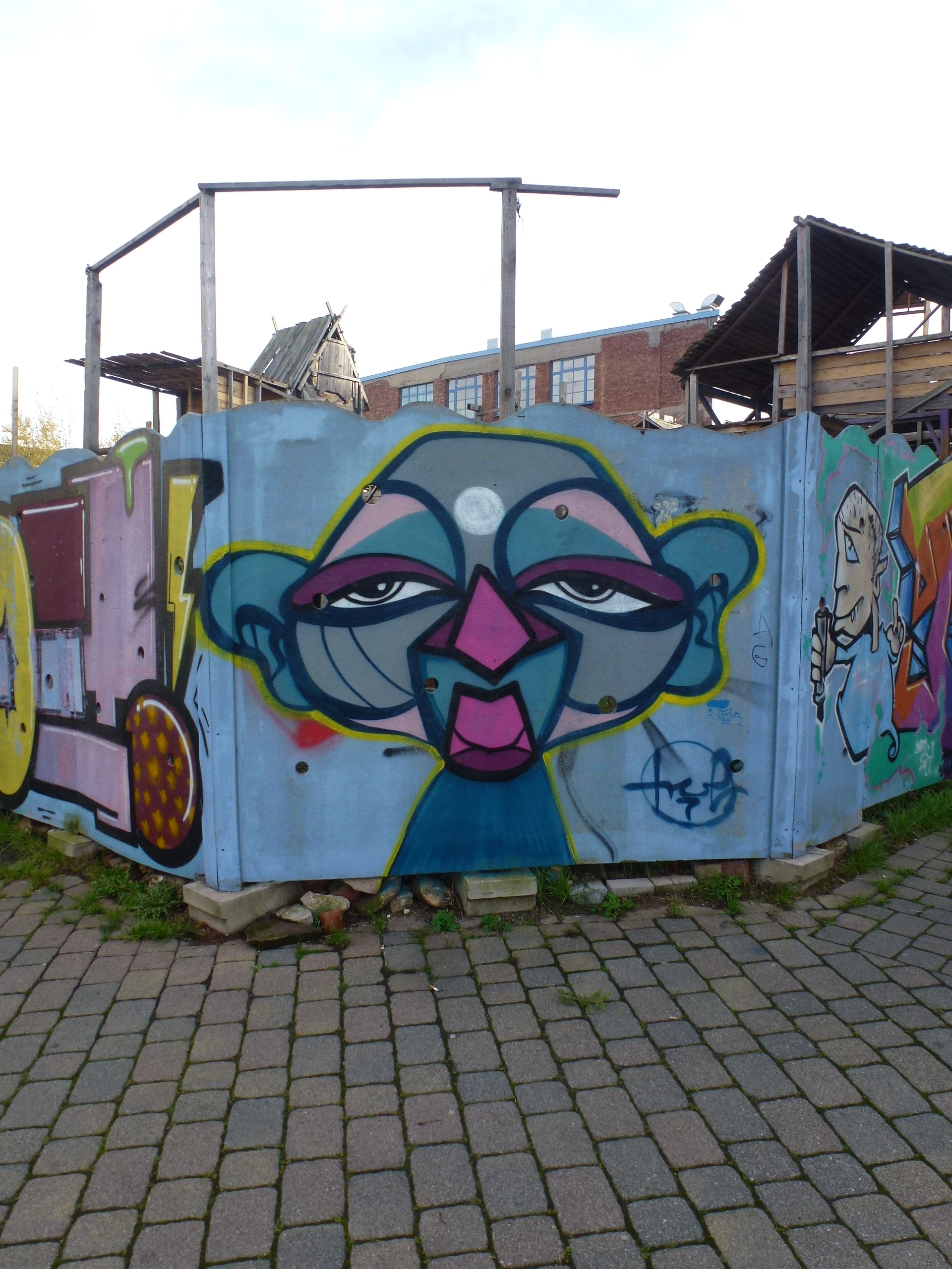 Graffiti am Zaun eines alternativen Projekts nahe der Kaiserthermen