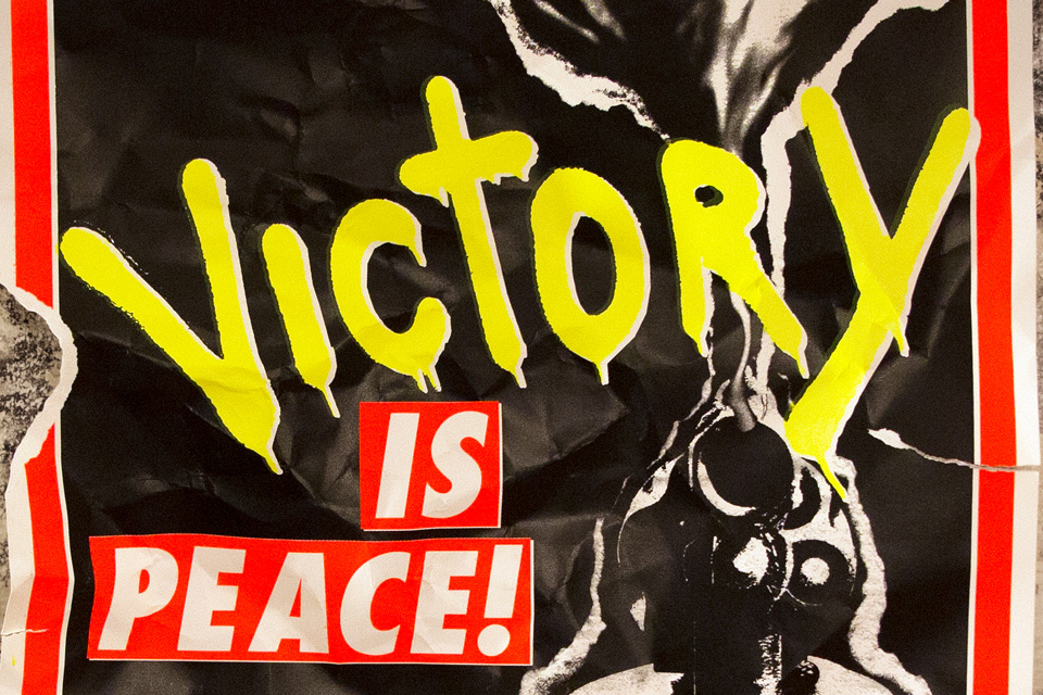 Victory is Peace! || Ausstellung mit Arbeiten von ShepardFairey, NoName || Positive-Propaganda