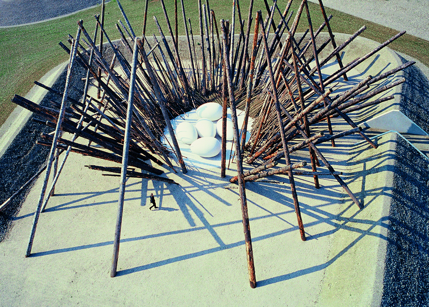 Nils-Udo, Das Nest, 2005, Fichten- und Weidenstämme, Kieselsteine, längster Stamm ca. 25 m, München, Deutschland. © Francesco Tomasinelli/Tips/Photononstop