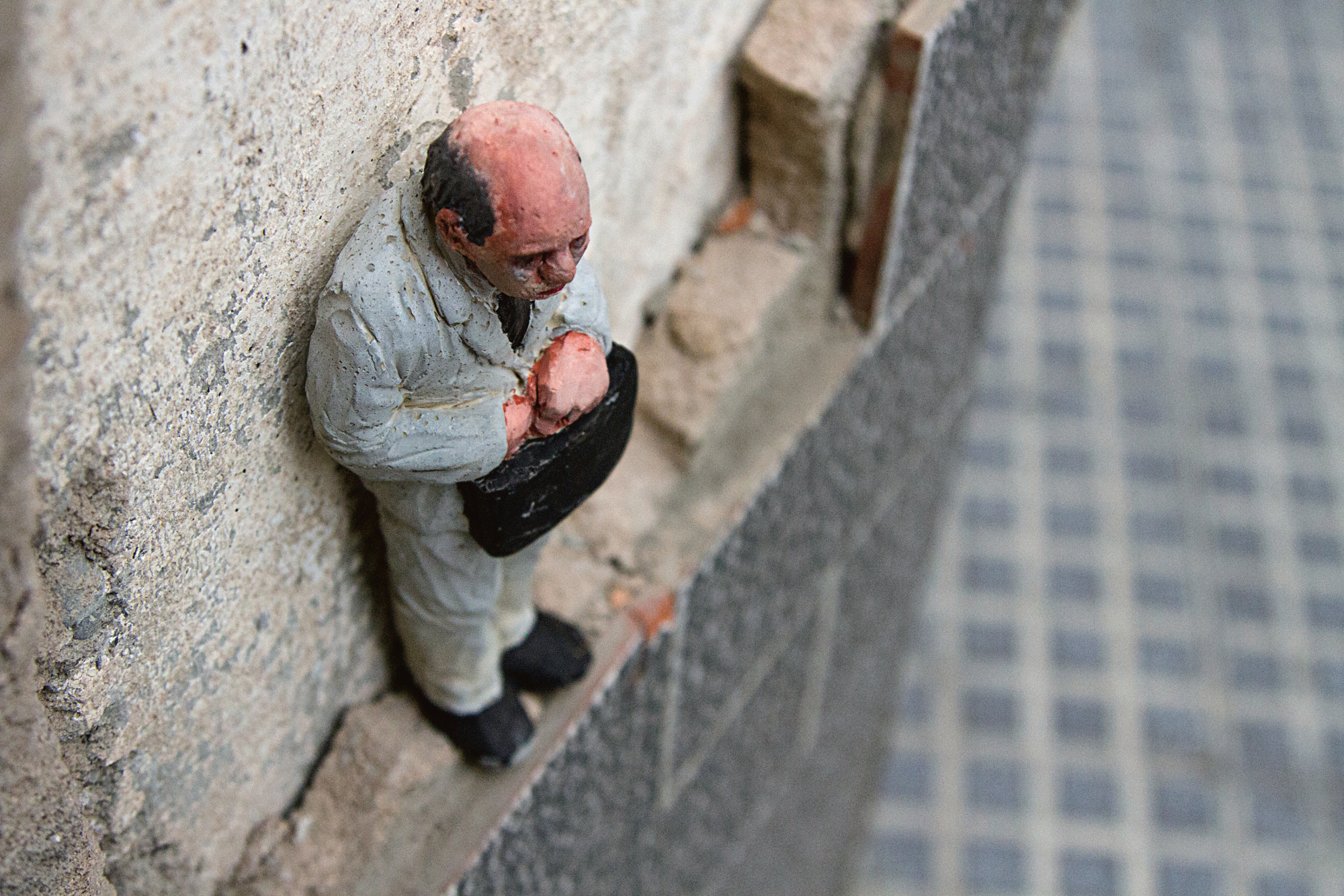 "Trapped in a Life Time", Málaga, Spanien, 2012, bemalter Zement von Isaac Cordal | S. 24 © Isaac Cordal / Street Art Reloaded, Prestel 2015