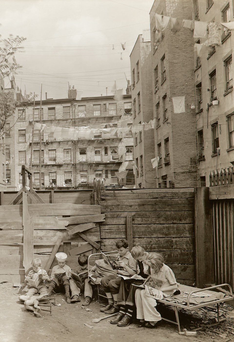 CHILDREN READING COMICS || Copyright: Courtesy NYC Municipal Archives / Not to be reproduced without written permission. 