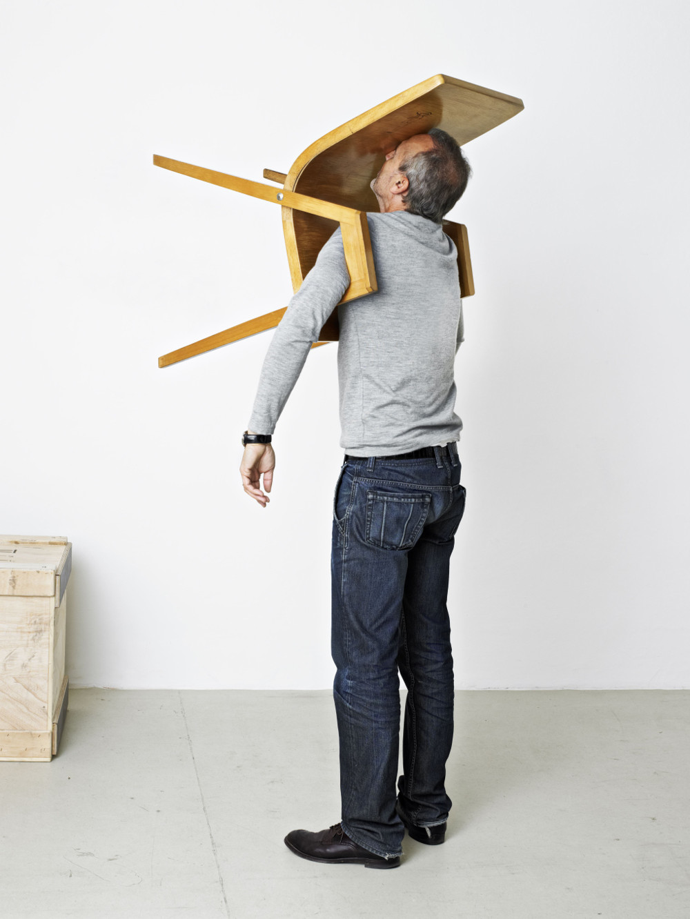 Erwin Wurm, The Idiot III (One Minute Sculpture), 2010, © Erwin Wurm, VG BILD-KUNST Bonn, 2016 , courtesy: Galerie Thaddaeus Ropac, Salzburg, Paris, Foto: Studio Erwin Wurm 