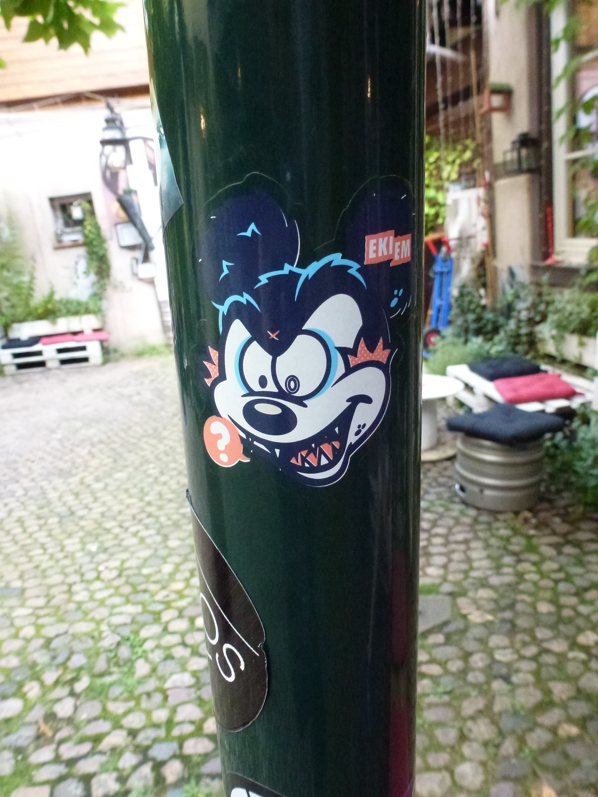 "?" Sticker einer entarteten Mickey Mouse