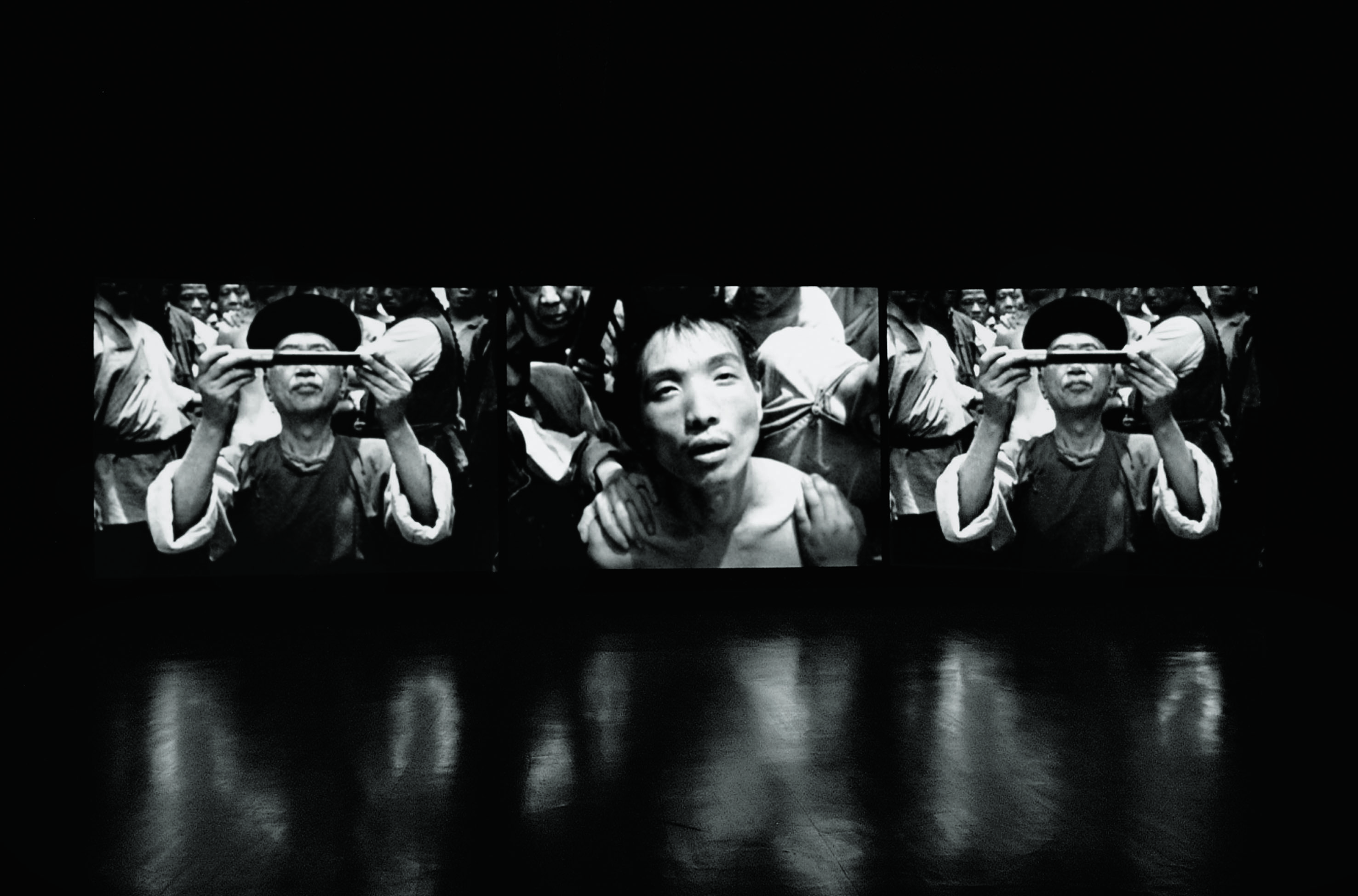 Chen Chieh-Jen Lingchi – Echoes of a Historical Photograph, 2002 3-Kanal-Videoinstallation, Schwarz-Weiß, 21:04 Min. / 3-channel video installation, black-and white, 21:04 min. M+ Sigg Collection, Hong Kong. By donation © Chen Chieh-Jen