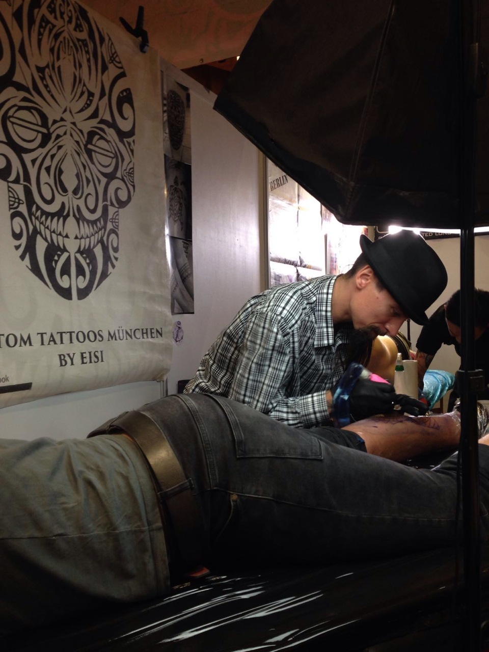 Eisi Custom Tattoo's München 2015 in Action - auch in diesem Jahr wieder am Start 