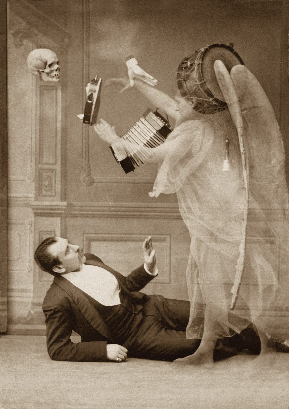 Copyright: Chrisitan Fechner Collection || Bildunterschrift: Spirit photograph of the Dutch magician E. Chambly, ca. 1890. 