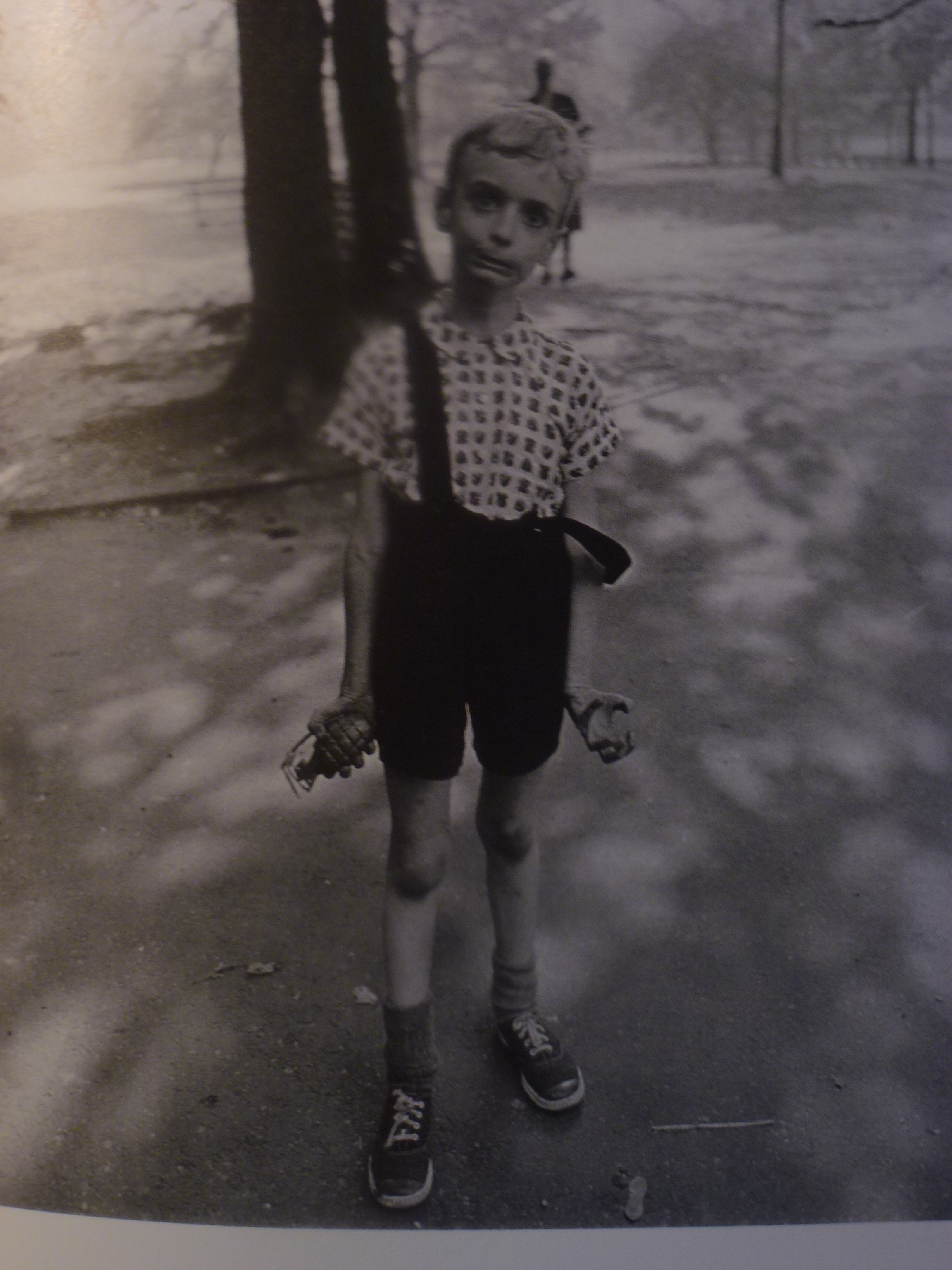 Junge mit Spielzeug-Handgranate | 1962 | New York | USA | Foto: Diane Arbus | Aus: Fotos, die die Welt bewegten | Verlag: Prestel