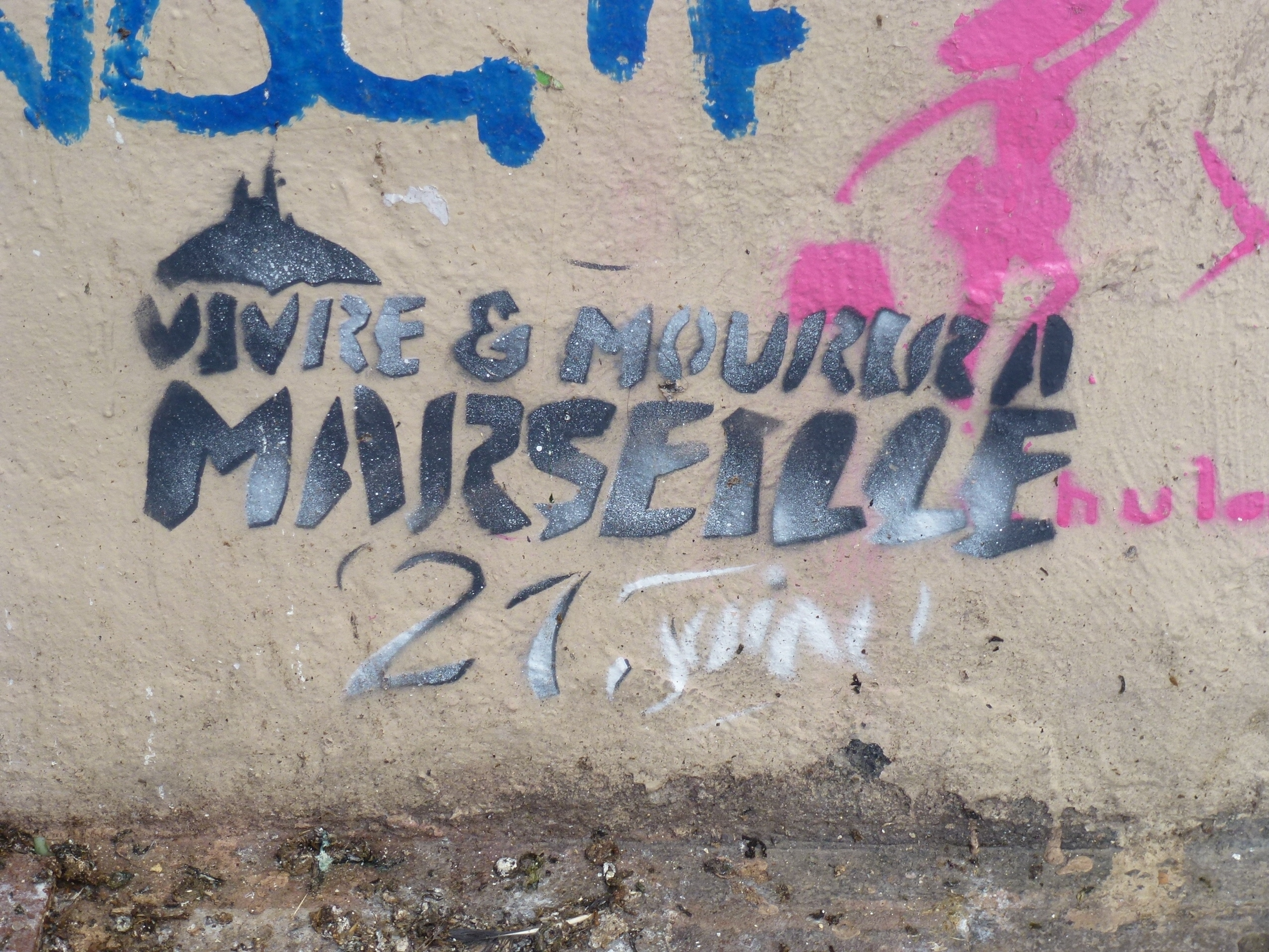 Fatalistisch: Stencil "Vivre & Mourira Marseille" - "Leben und Sterben Marseille" 