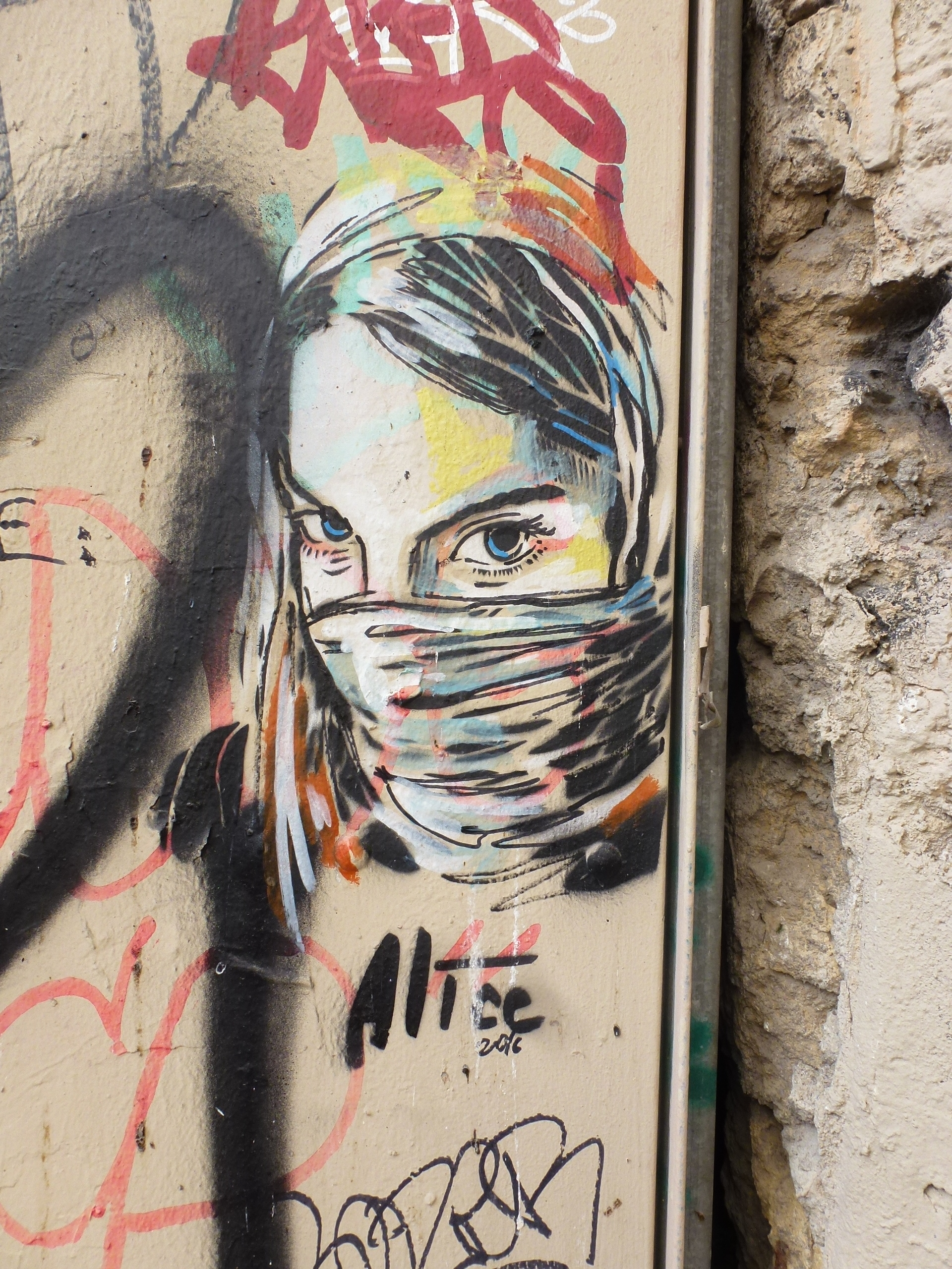 Alice: Die Stencil der italienischen Street Art Künstlerin ist auf den Straßen der Welt ebenso zu Hause wie in den kleinen Gassen des Panier-Viertels.