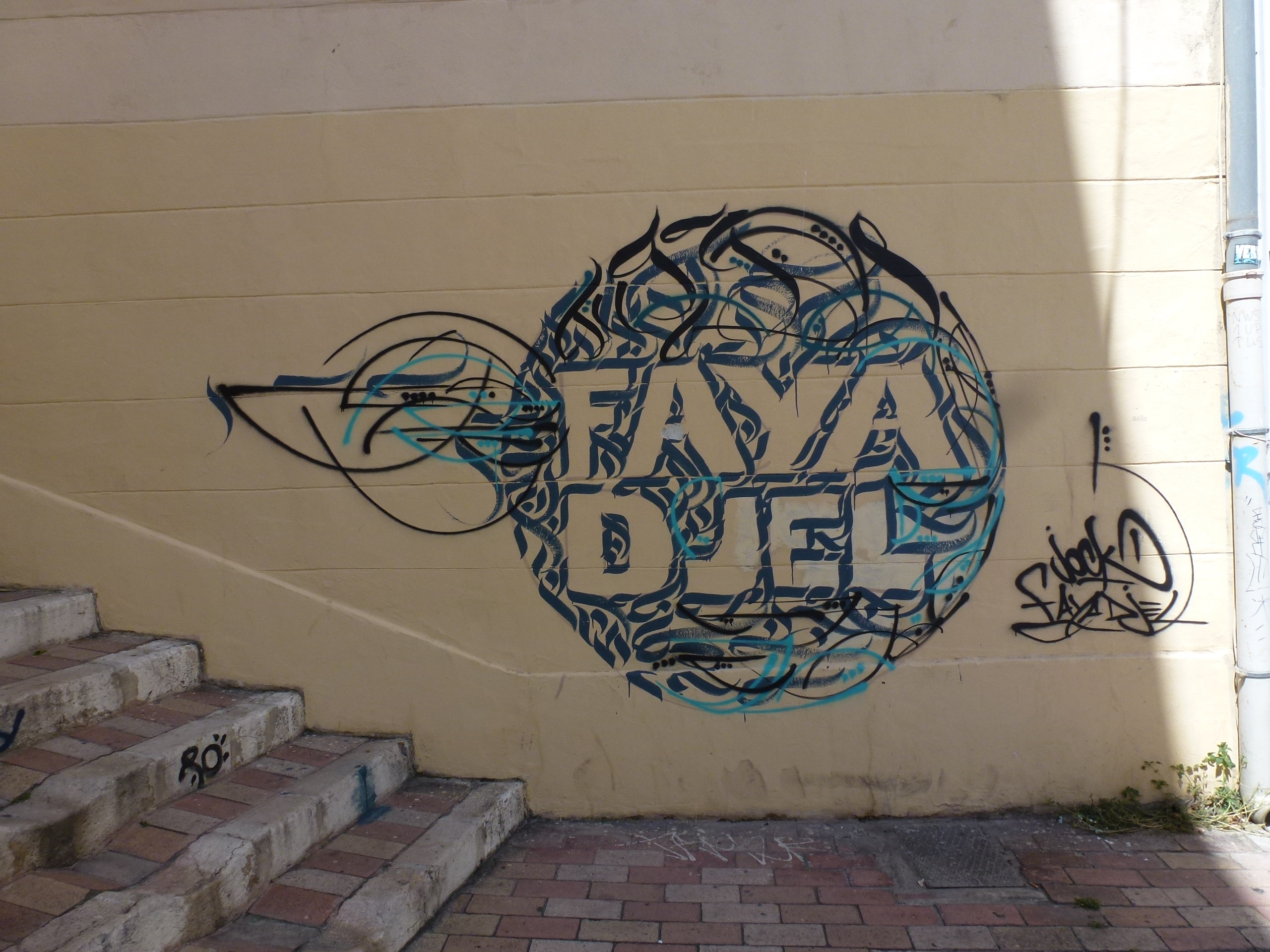 Arabische Ästhetik gehören in Marseille ebenso zum Straßenbild wie Parolen in "lateinischen" Lettern. 