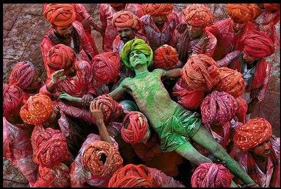 McCurry | Indien | Rajasthan | 1996 | "Ein Teilnehmer lässt sich beim Holi-Fest von der Menge tragen." | S: 167| Copyright: Steve McCurry