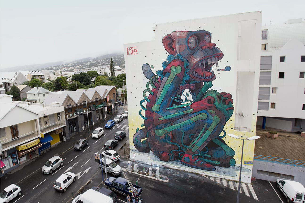 Geboren in Barcelona. Aryz ehört zur ganz jungen Generation der StreetArtists, beeinflusst Künstler weltweit mit seiner illustrativen Perfektion, der unverkennbaren Farbwahl und der melancholischen Poesie der Bildthemen, die immer gesellschaftsrelevant sind. Gigantische Murals von ihm sind überall auf dem Globus zu finden.