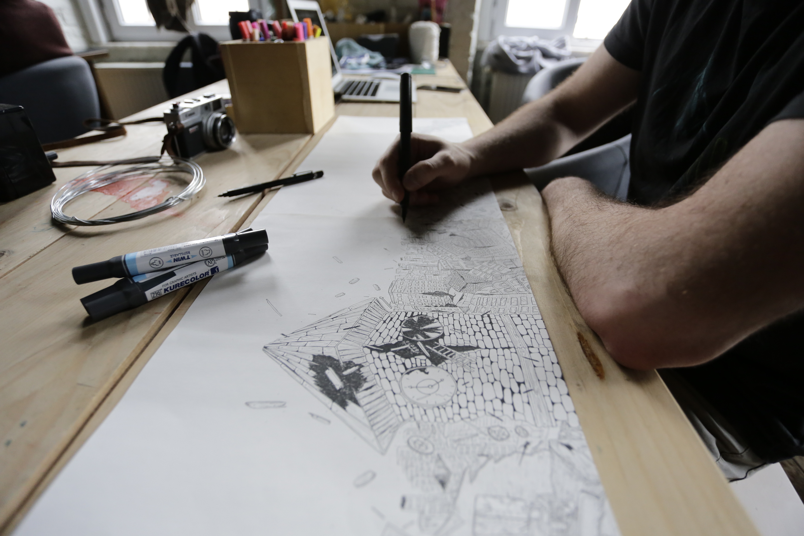 KAFT-Designer beim Ausarbeiten eines Skizze für ein neues Motiv