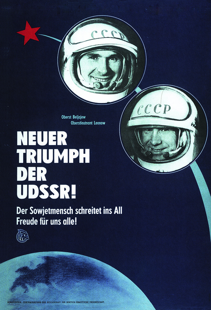 Plakat, „Neuer Triumph der UdSSR, Oberst Beljajew und Oberstleutnant Leonow“, 1965, DSF, 83,5 x 58 cm | Copyright: The Wende Museum/TASCHEN