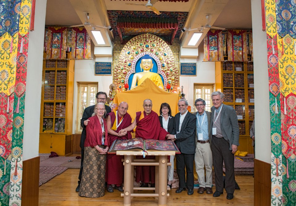  His Holiness the 14th Dalai Lama with (from left to right) Heather Stoddard, Thomas Laird, Mathieu Ricard, Susan Bauer-Wu, Daniel Goleman, Richard Davidson, Robert Thurman, and the first copy of Murals of Tibet, Dharamsala, March 12, 2018 | Copyright: Photo: Jonathan Joy-Gaba, Mind & Life Institute