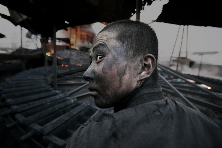 Lu Guang, Worker in a small smeltering factory, Wuhai City, Inner Mongolia, 2005 Exponat der Ausstellung MAN & MINING © Lu Guang